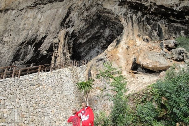The caves are impressive: huge rooms full of stalactites and stalagmites, large and small. No reservations necessary. We were lucky enough to have the caves all to ourself that day.