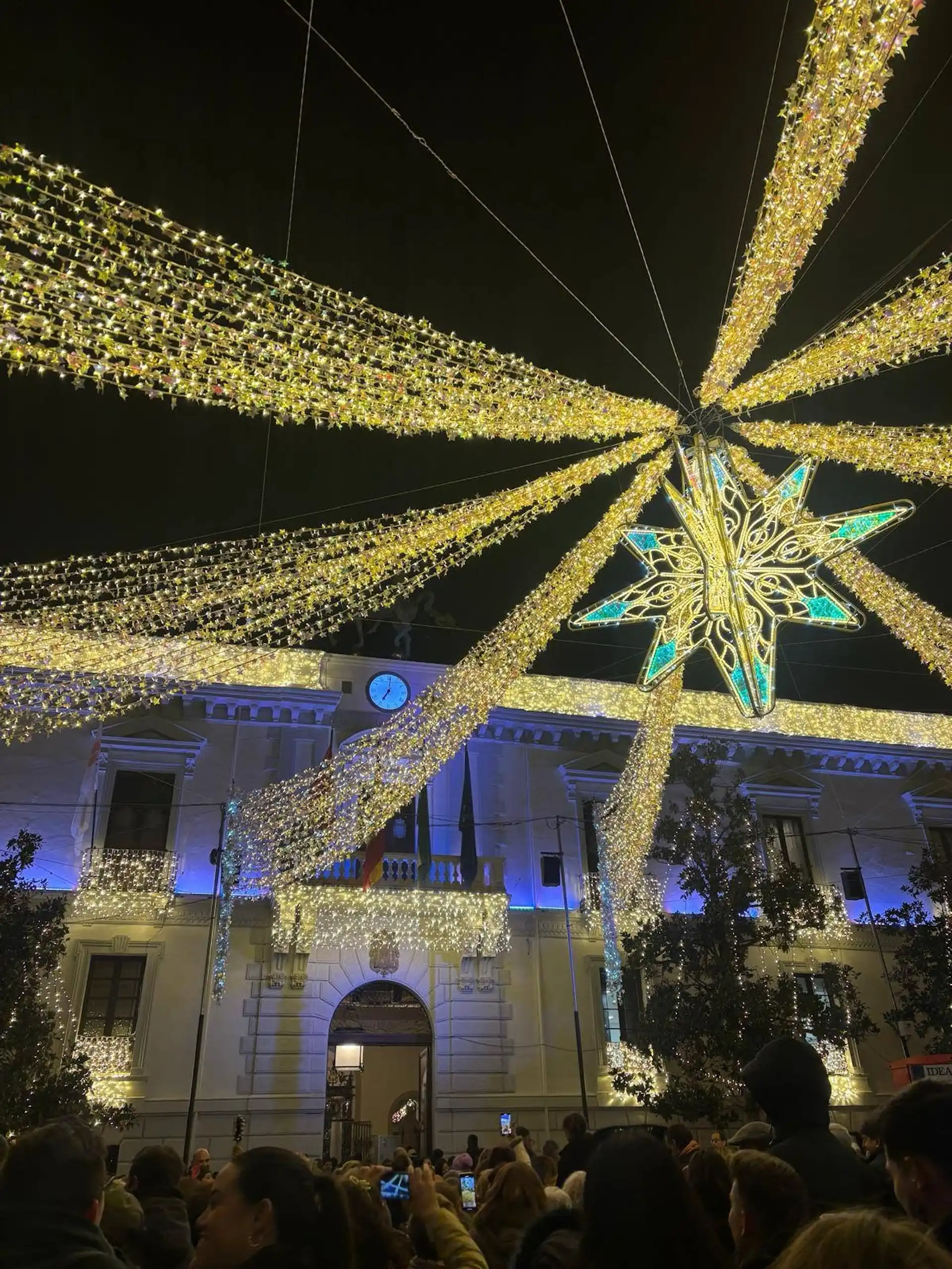 Christmas- streamers-in-Spain-Granada