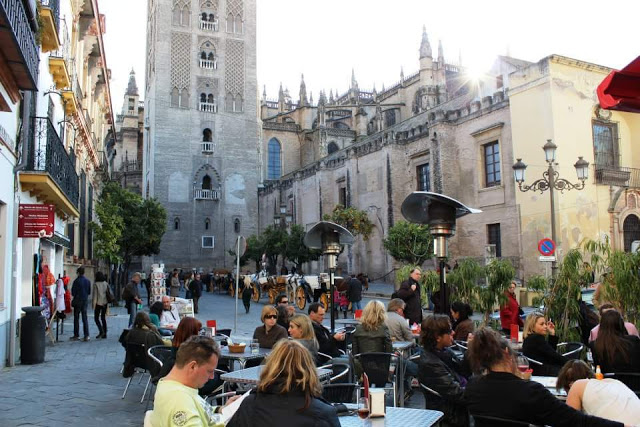 eating in Seville plaza