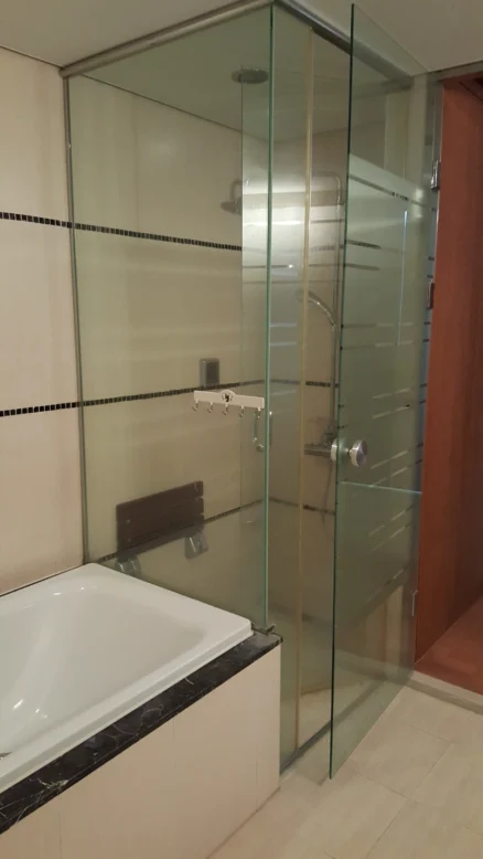 Hyperion bathroom
