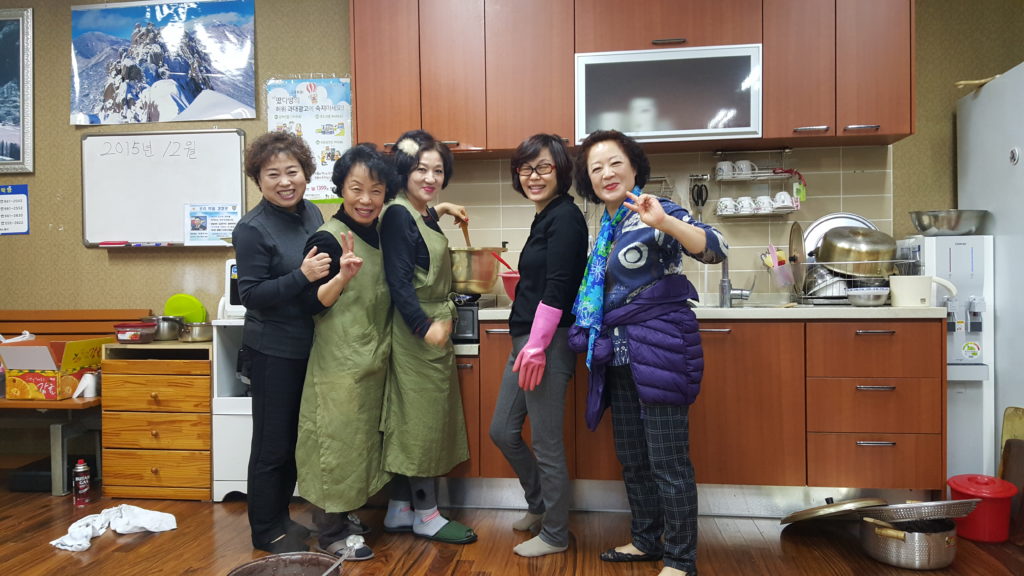 Every once in awhile someone will come on over the intercom in my building announcing something. This day it was that the adjures in the building had made lunch for the residents for the New Year. I hadn't planned on eating so much kimchi and soup, but they wouldn't let me go ajummas