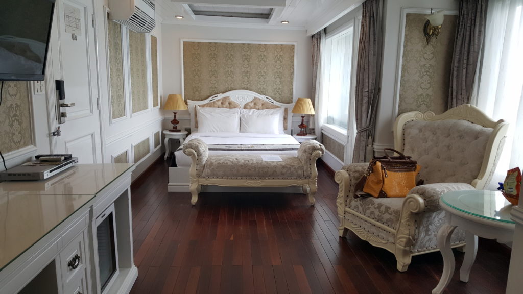 The Signature Cruises Senior Suite Halong Bay Senior Suite bed
