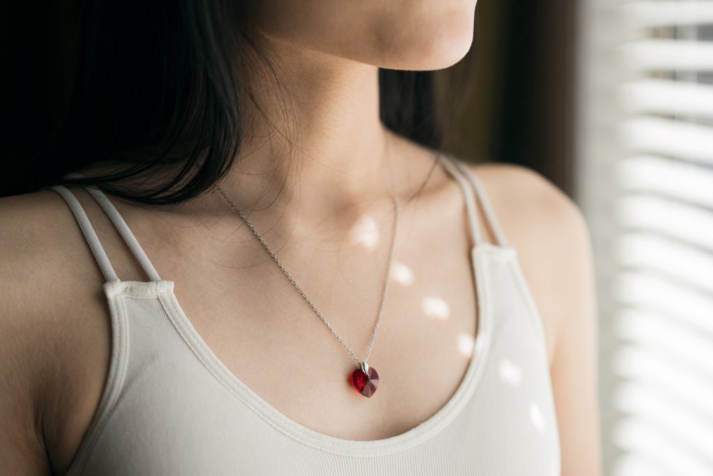 My style doesn't change when I travel, what I pack in my suitcase is pretty different from my needs at home. Here are my 10 travel wear essentials. simple jewelry