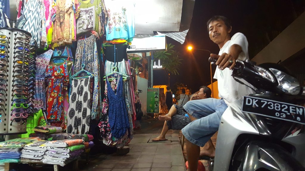 Select tour guides with passion for their job. An average tour guide works for tips. You should seek out a good tour guide willing to give tips instead. Bali Indonesia tour