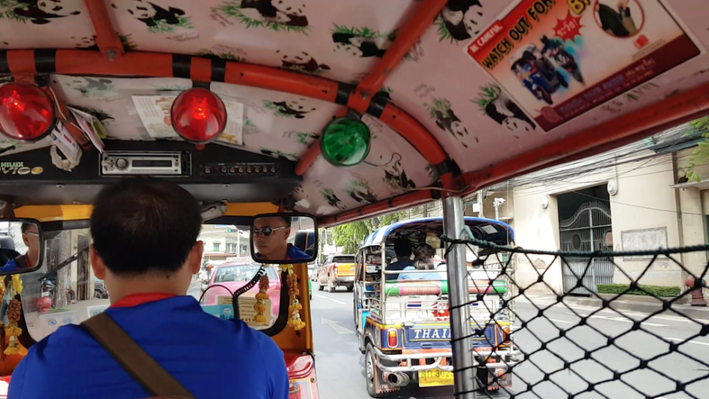 How to Select a Good Tour Guide - Thailand Tuk Tuk