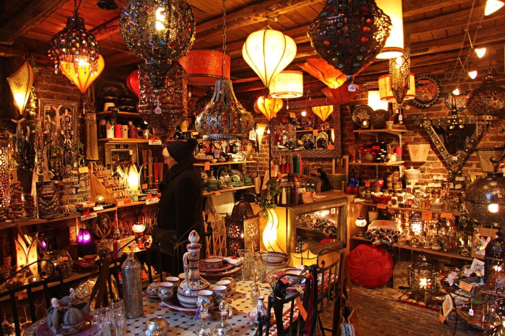 Shopping in Istanbul markets, street stalls and bazaars for Turkish souvenirs can be fun, cheap, historic, delicious and an adventure you won't ever forget. Mosaic lanterns