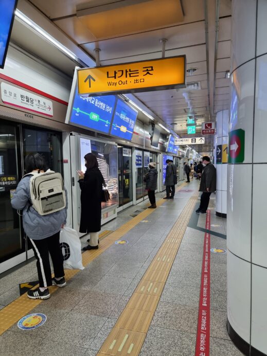 Daegu metro floor with red line transfer direction