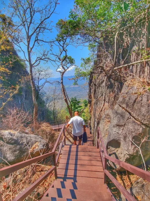 Wat Chalermprakiat, Steven, descending stairs