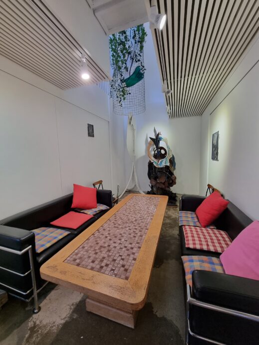 Dongye Art Museum Cafe large table