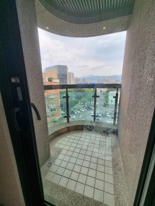 first-time-visit-taipei-travel-guide balcony