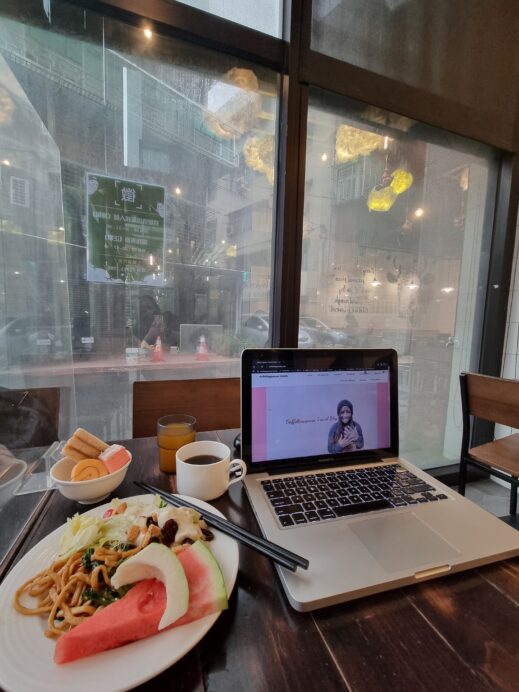 Green-World-Songshan-breakfast-laptop