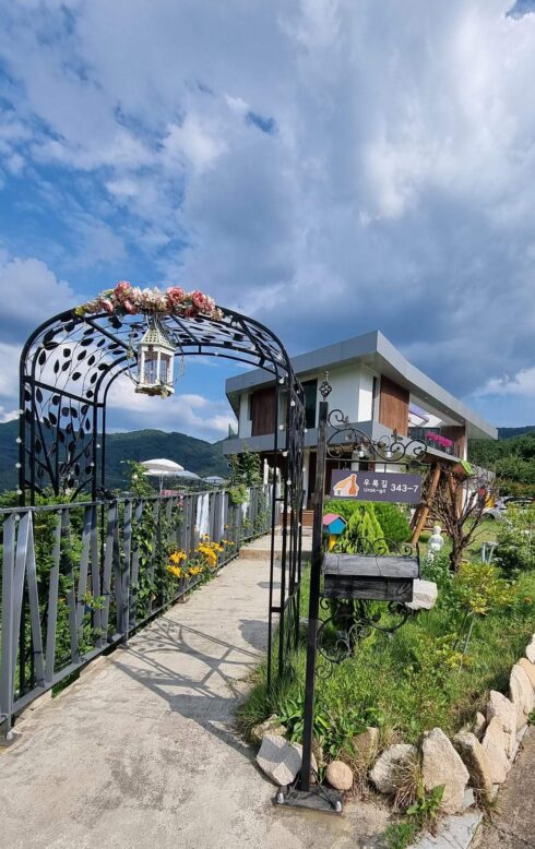 Hyang Gallery & Cafe arch
