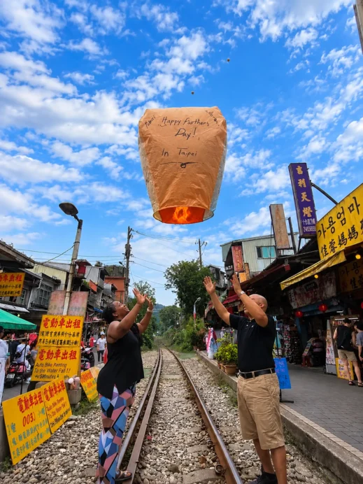 Klook, Taiwan, Taipei, Sky Lanterns Above the Market Tracks