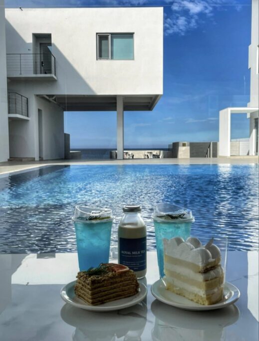 Pohang Cafe The Cape Lounge desserts pool view