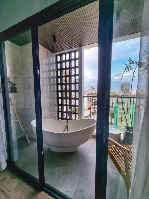 Seahorse Hostel Danang tub on balcony
