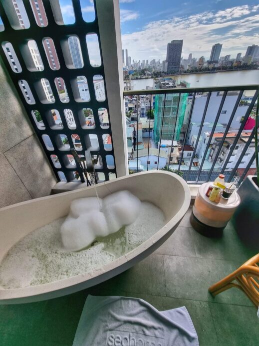 Seahorse Hostel Danang tub with bubbles