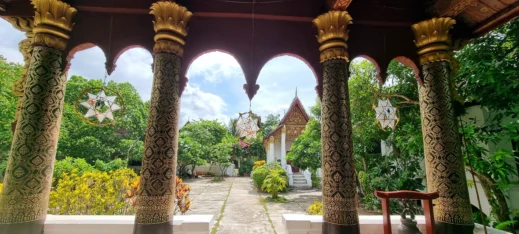 Temple, monk chat, Luang Plabung, large columns