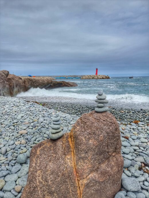 Haeundae-beach-stacked stones