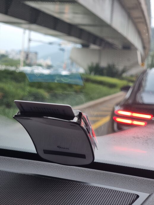 Hi-pass in the car window, brake lights