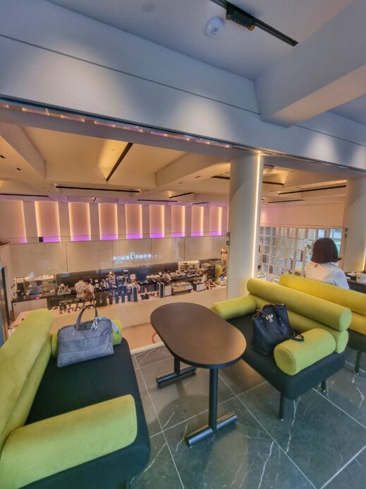 Cafe Pace Popo: - lime seating