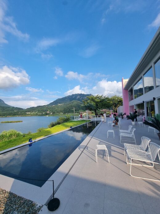 Lieful Cafe pool view