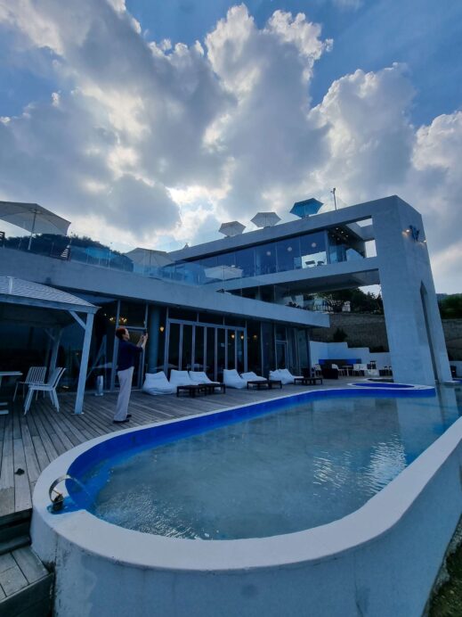 Baraemi Vanessa pool view with cafe