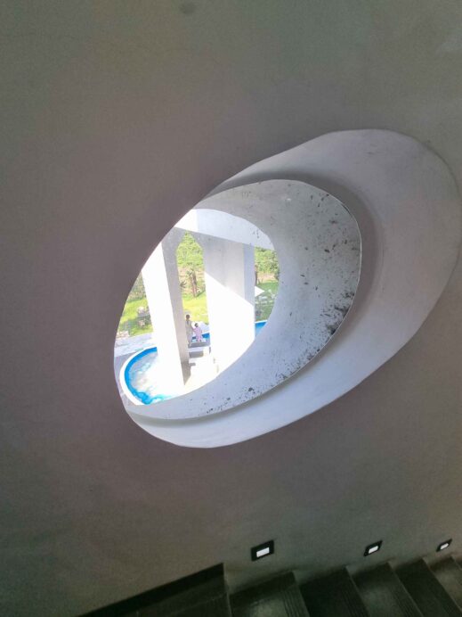 Baraemi Vanessa round window