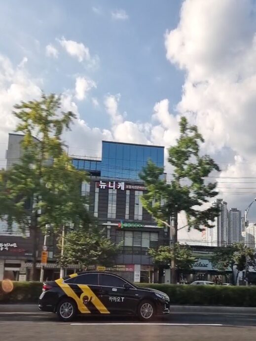 Black-and-yellow-KakaoTaxi
