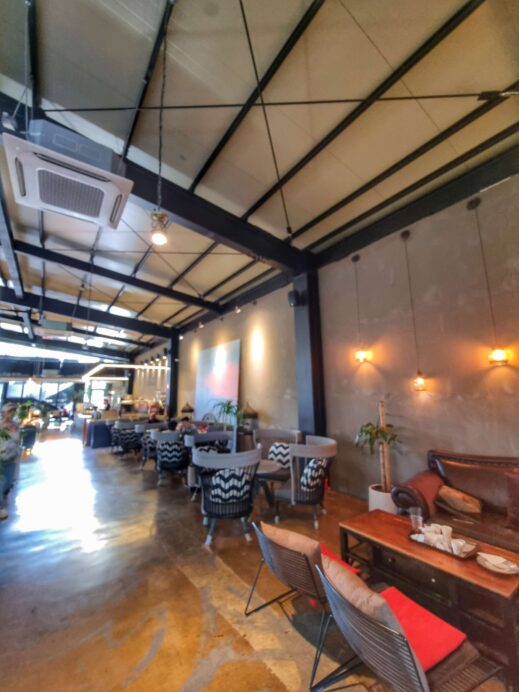 CG Bon Brunch cafe tables