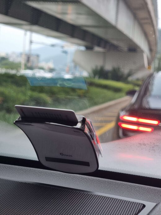 Hi-pass in the car window