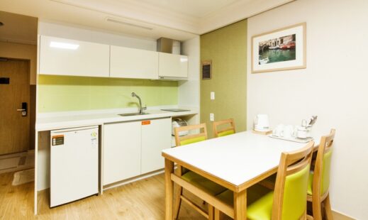 Vivaldi-Park-kitchen-and-table