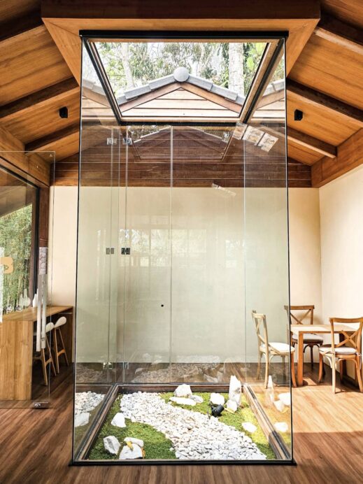 Basristro Asian Style glass enclosure