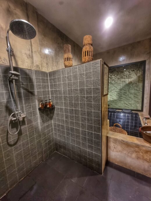 Fah Lanna Spa shower, Bad travel experiences
