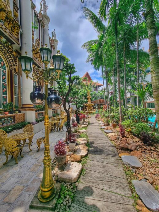 Versailles de Flore Cafe garden boardwalk