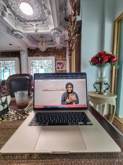 Versailles de Flore Cafe laptop