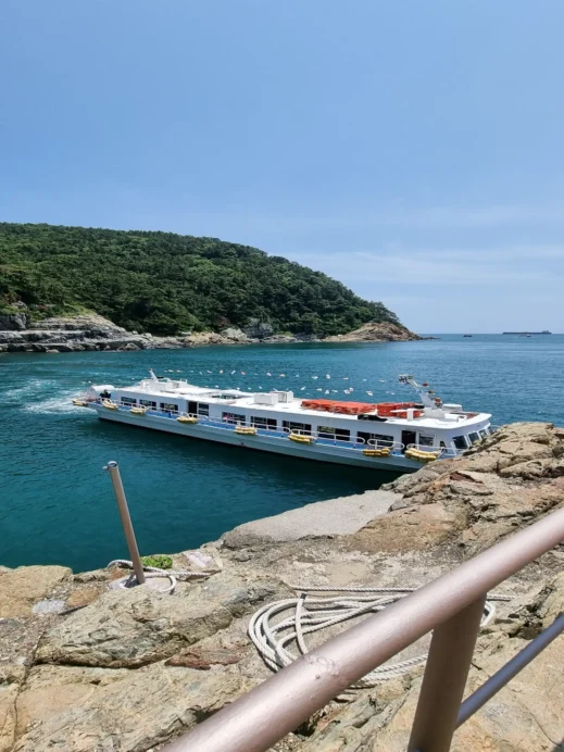 ferry-at-Taejongdae-Park-in-Busan.jpg