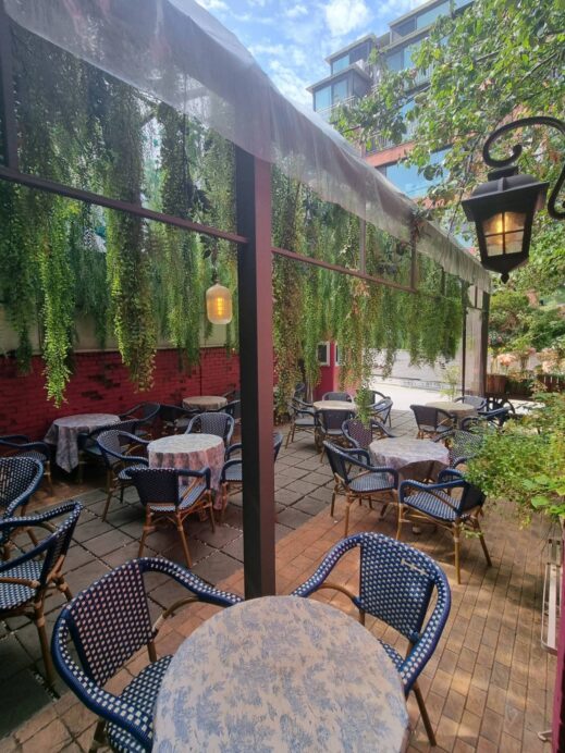 Mediterranean Flair patio Mamma Mia
