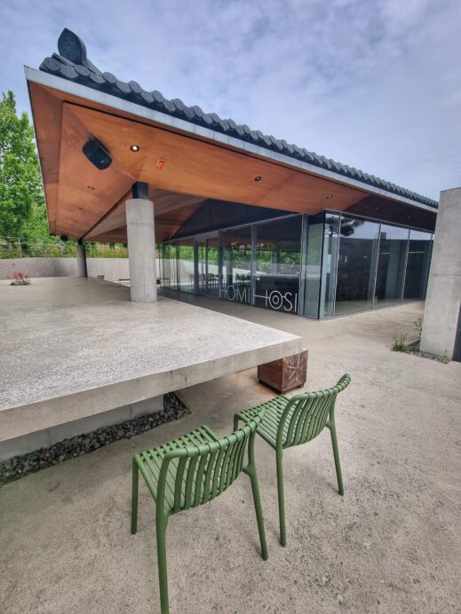 massive outdoor table at Homi Hosi Cafe 