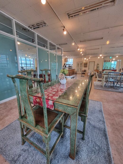 Cockscomb Cafe, green table