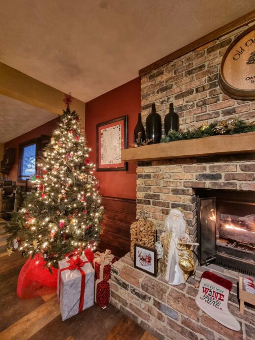 Old Oaks Winery, Quad Cities, Christmas tree