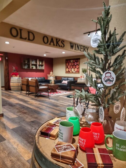 Old Oaks Winery, Quad Cities, Christmas decor