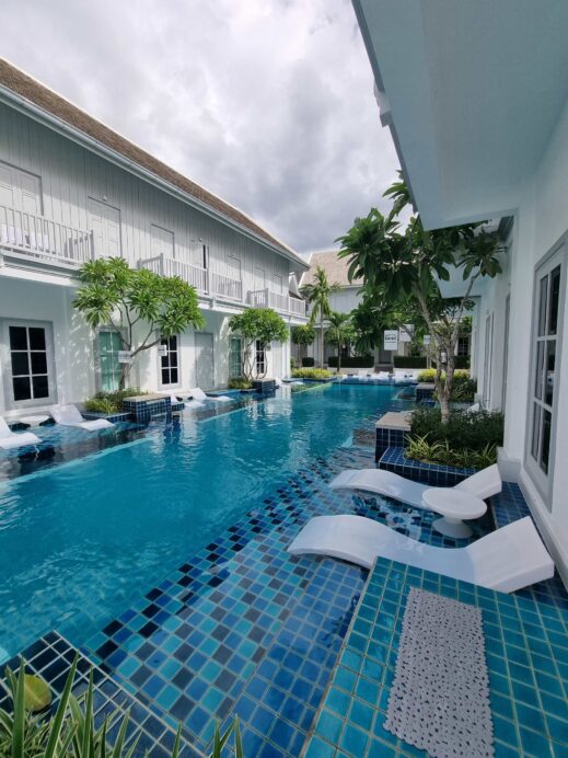 MyBanLao pool chairs