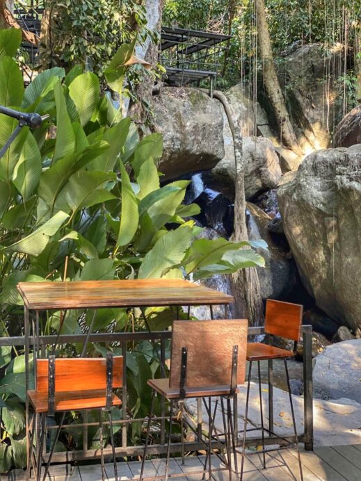 Teddu Cafe orange seating