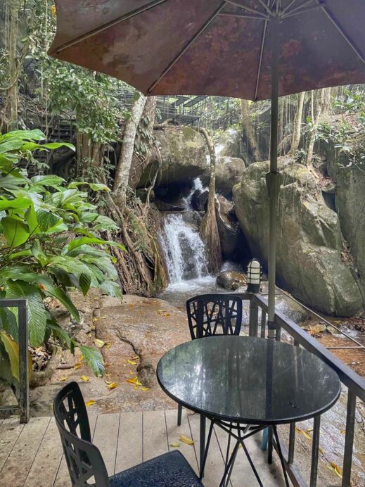 Teddu Cafe table waterfall