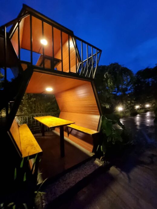 The View eating pods at night