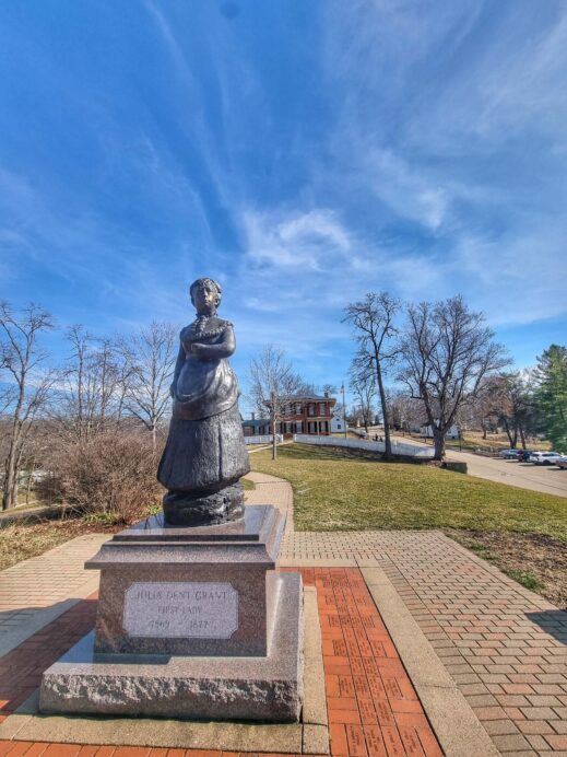 Julia-Dents-statue in Galena