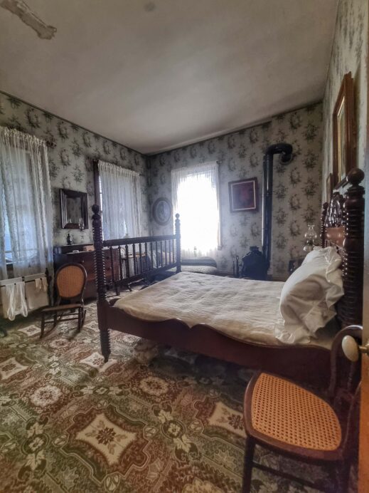 White-blanket-bedroom Grants-house Galena