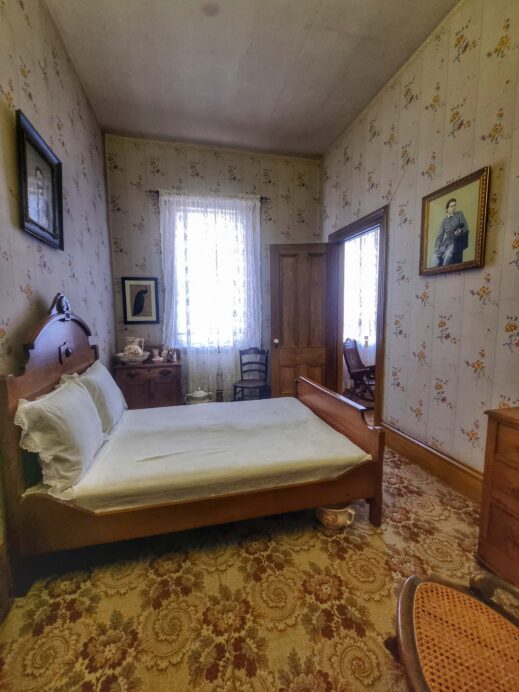 Wooden-bedroom Grants-house Galena