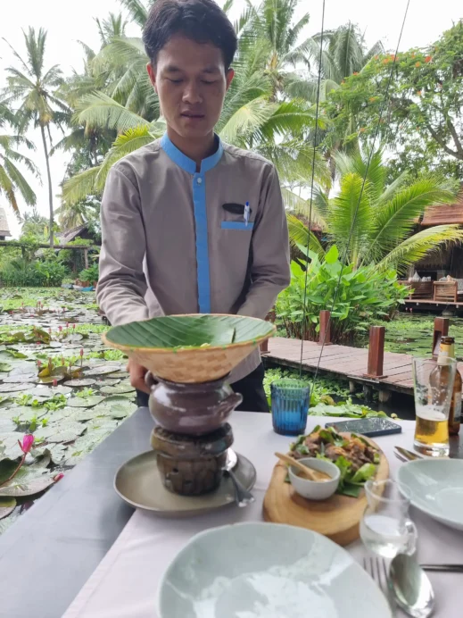 Manda de Laos Restaurant service
