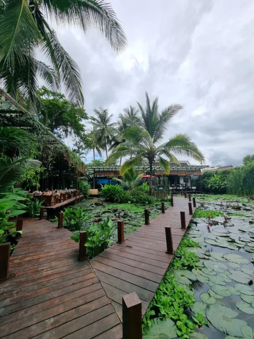 Manda de Laos Restaurant walkway